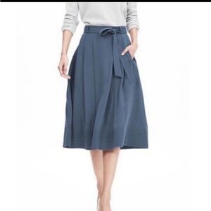 EUC Banana Republic Blue High Waist Pleated Pockets Midi Skirt size 6 *no belt